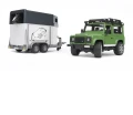 Samochód terenowy Land Rover z przyczepką i konikiem