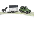 Samochód terenowy Land Rover z przyczepką i konikiem