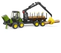 Ciągnik John Deere z przyczepą samozaładowczą i 4 balami