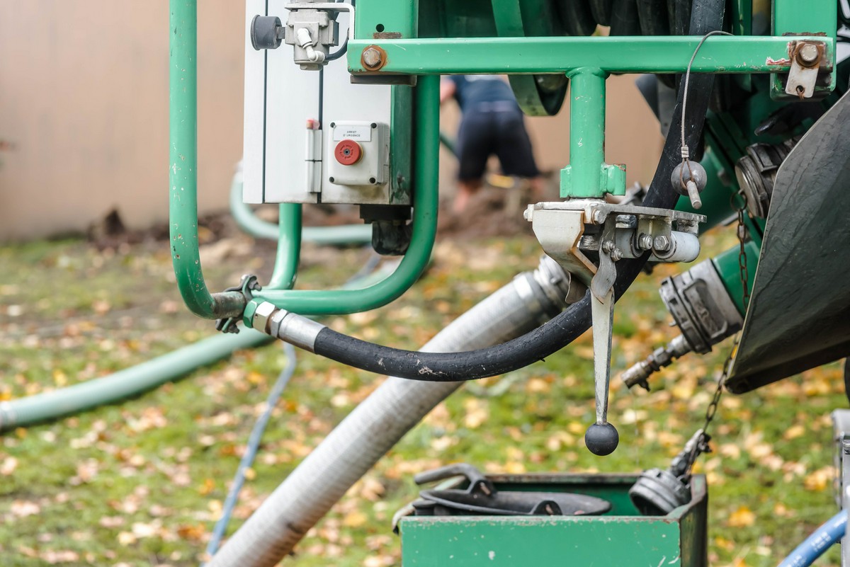 Co skraca żywotność węży hydraulicznych i jak przygotować je do zakuwania?